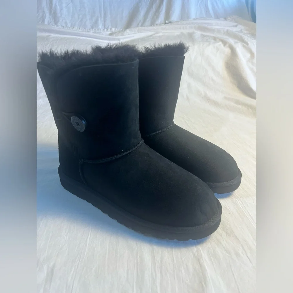 Ugg Bailey Button Boots l Black Suede Sheepskin Lined Big Kids 6 (ladies 8 )NWOB